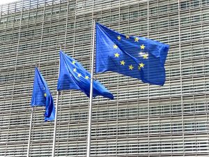 La CSRD (Corporate Sustainability Reporting Directive), adoptée en 2022, marque une avancée majeure dans le cadre du Pacte Vert européen.